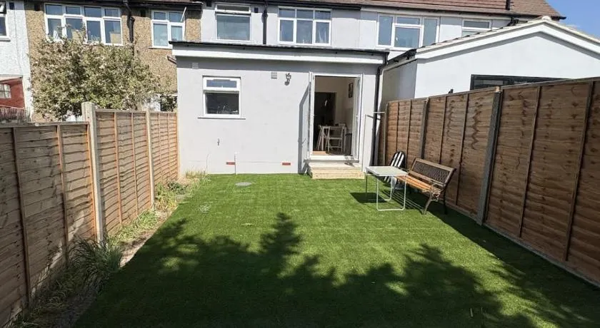 Modern 3 bedroom Home in Cobham Peaceful Location - Image 1