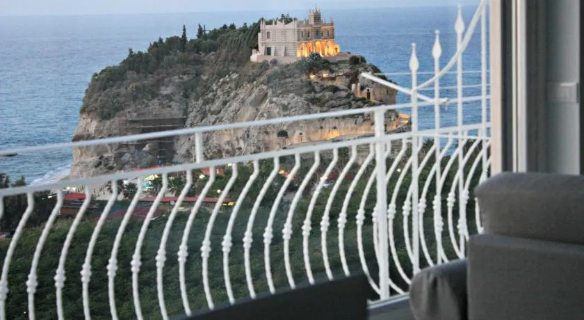 Bella Tropea Suite - Image 1