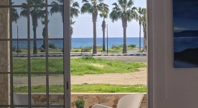 2 bedroom home sea view - Image 1