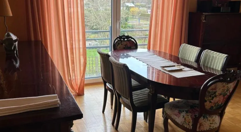 4 Zimmerwohnung zentrale Lage - Image 1