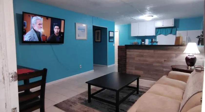 GpL 5542 Cozy Getaway with bright colors & full kitchen - Image 1
