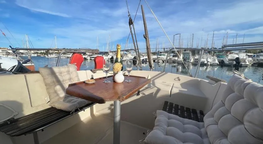 Nuit insolite sur un bateau - Image 1