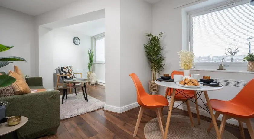 Waterfront 2 Bed Apartment - Free Parking & Wi-Fi - Image 1