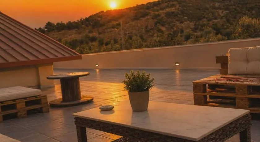 Balcony Bliss Retreat- Family Friendly - Image 1