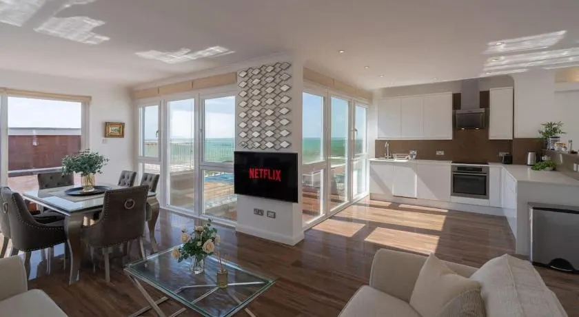 On The Beach Penthouse with Sea View - 3 bedrooms - Roof Terrace - Spa, Sauna, Gym and Pool - Sleeps 6 - Image 1