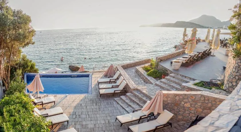 Love Live Hotel - Image 1