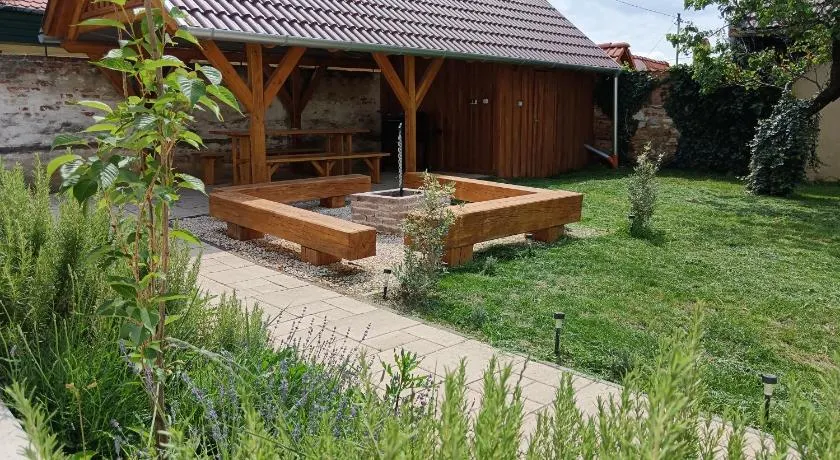 Gesztenye Apartmanház - Image 1