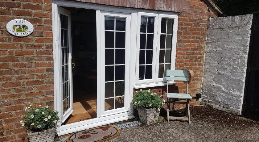 The Old Dairy, comfy 1 bedroom apartment with lounge,bathroom and kitchenette near town, pubs and walks - Image 1