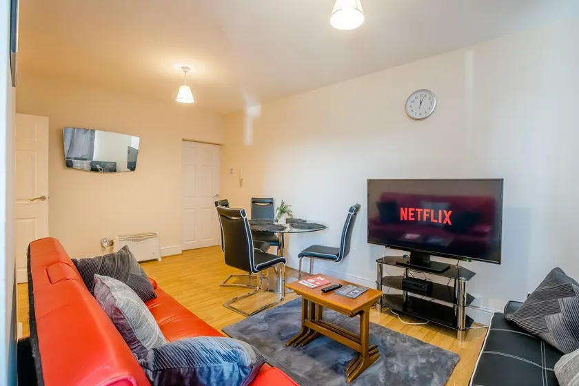 3 Bedroom Spacious Flat - Image 1