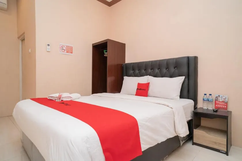 RedDoorz Syariah near Lippo Plaza Sidoarjo - Image 1