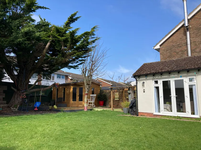 Charming 1BR Apartment in Upper Beeding - Image 1