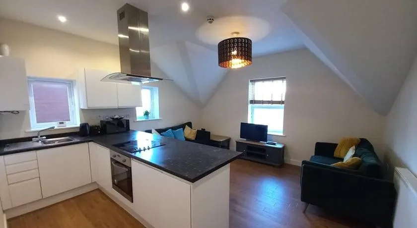 Spacious 2 double bed apartment - Free Parking - Central Beeston location - Image 1