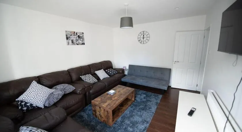 Spacious 3 Bed Home Manchester Airport Free Parking - Image 1