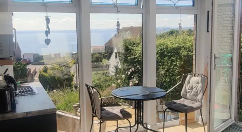 KINGHORN - Private Room, own entrance, ensuite, sunroom & Views - Image 1