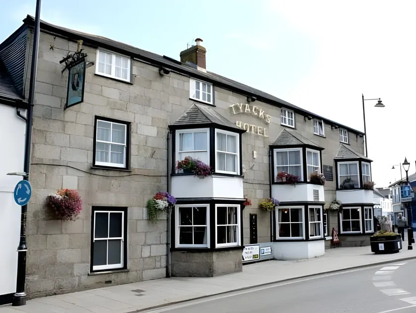 Tyacks Hotel - Image 1