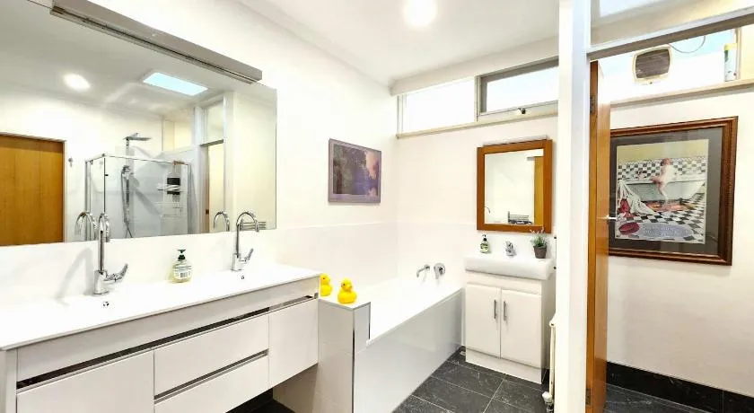 King Guest Room 2 with Full Kitchen & Free Parking - Image 1