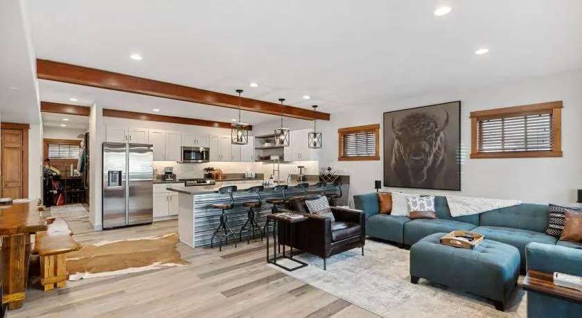 Best Location! Walkable30 Min to GNP5 Min Lake - Image 1