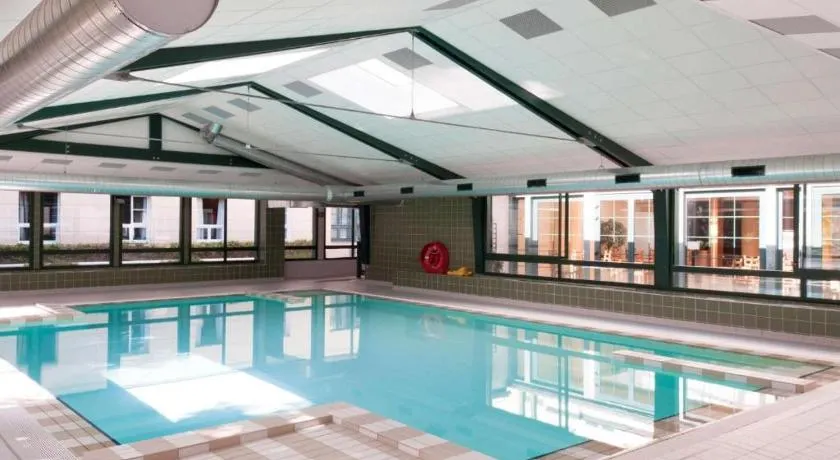 Disneyland Appartements familial avec piscine intérieur chauffé, parking gratuit A 5 minutes des parcs - Image 1