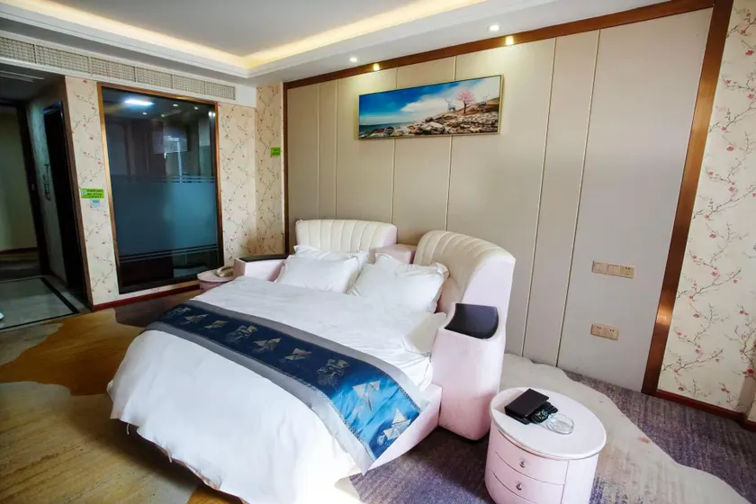Zhonghao Business Hotel - Image 1
