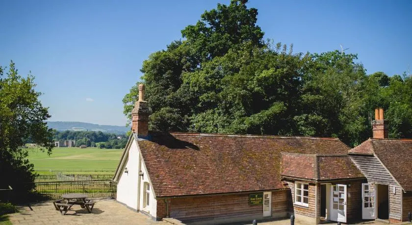 Cowdray Lodge B&B rooms - Image 1