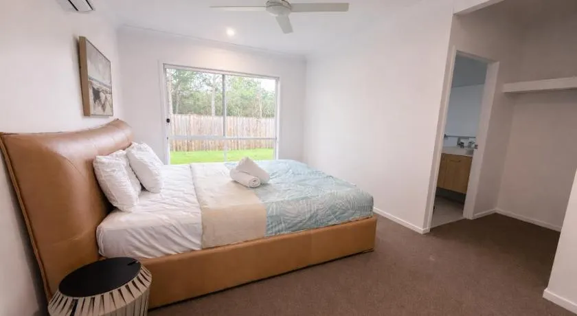 Modern 4-Bedroom Family Home in Park Ridge - Parking Included - Image 1