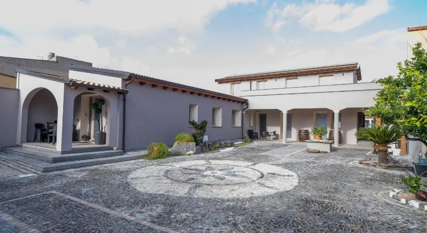 Domo San Leone Uta - Guest House Storica con Vasca Idromassaggio, Giardino e Parcheggio Privato - Image 1