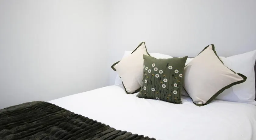 Luxury 4-Bed Terrace - 5 mins from Reading Station - Image 1