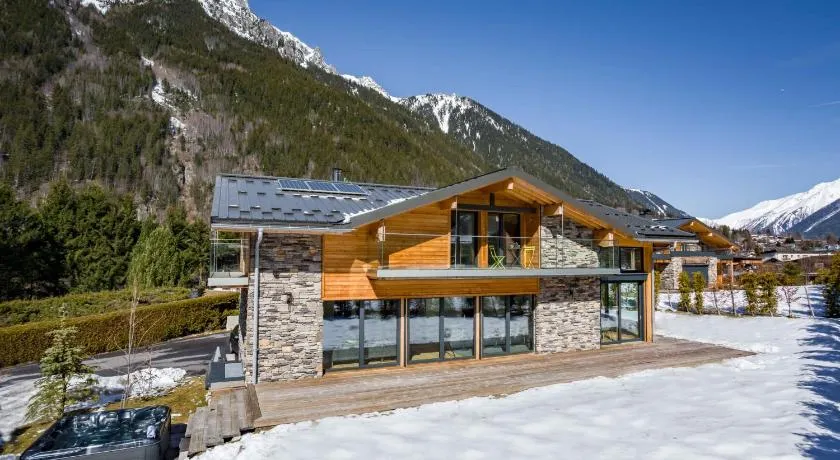 Les 5 luxueuses ​chambres et 4 salles de bains du Chalet Montana garantissent un séjour parfait au - Image 1