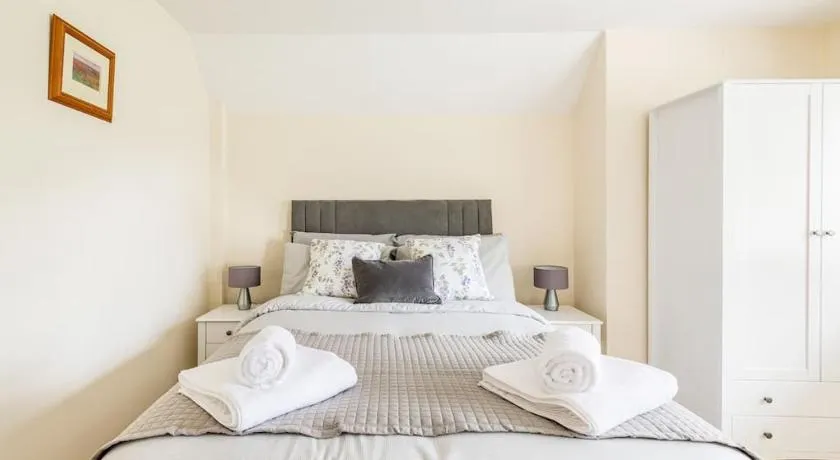 Lovely Town Centre 1 Bed Nr Country & River Walks - Image 1