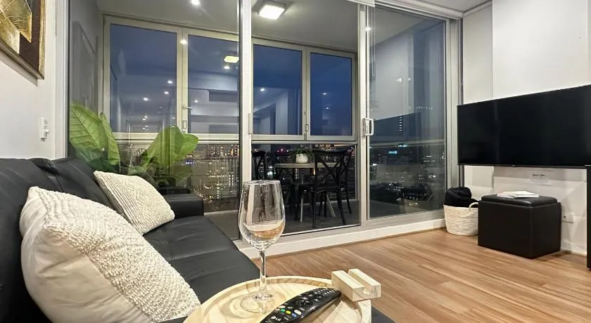 Penthouse View Apartment Luxury CBD Penthouse with Balcony - Image 1