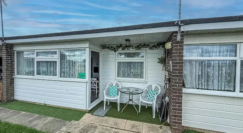 Lovely Chalet Nearby Hemsby Beach In Norfolk Ref 83070S - Image 1