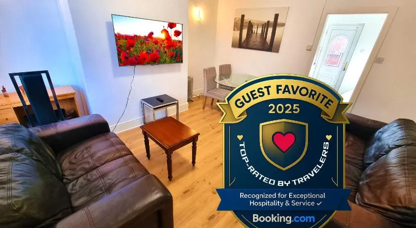 2 Bedroom House Perfect for Family Work Stays Easy Access to Manchester Oldham - Image 1