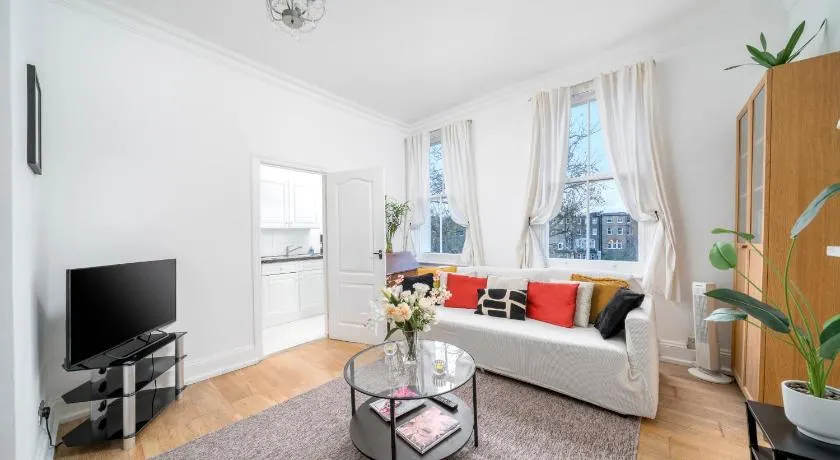 Superb location! Cozy 2-3 bed, Garden views & access, 3 minutes to Tube - Image 1
