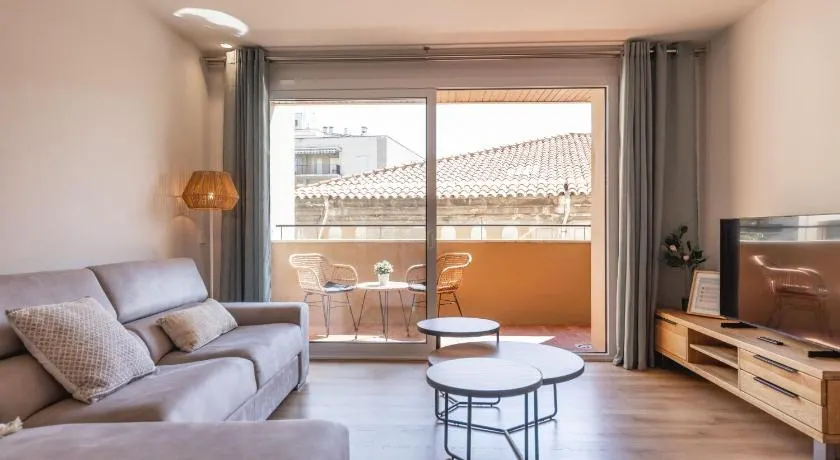 Bravissimo Falcó, 3 bedrooms and balcony - Image 1