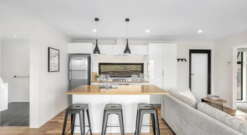 Modern and Scenic Valley Escape - Image 1
