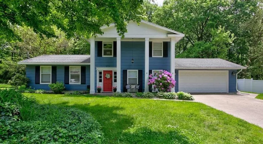 Colonial Cottage with Hot Tub & Sauna-Family Friendly - Image 1