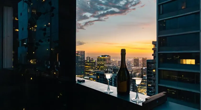 Lux 2BR CBD Apartment with Pool Spa Gym and City Views - Image 1