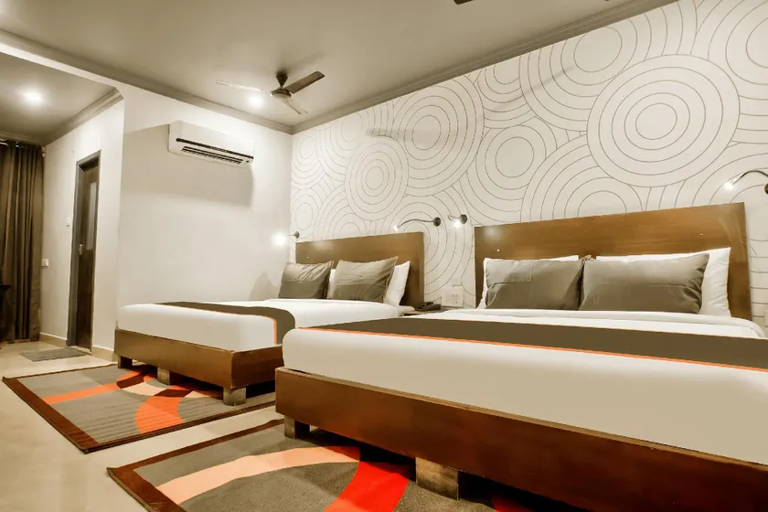30111 273 Hotel Everest Poonamallee High Rd - Image 1