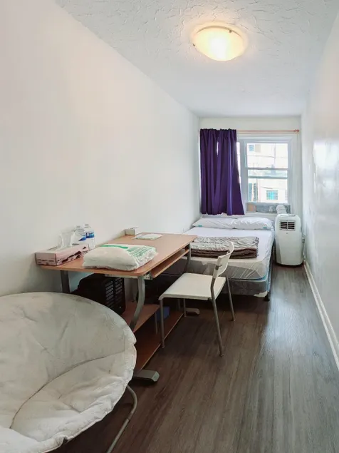 Spacious Sun-Lit Suite with Balcony, Netflix and Self Check-in - Image 1
