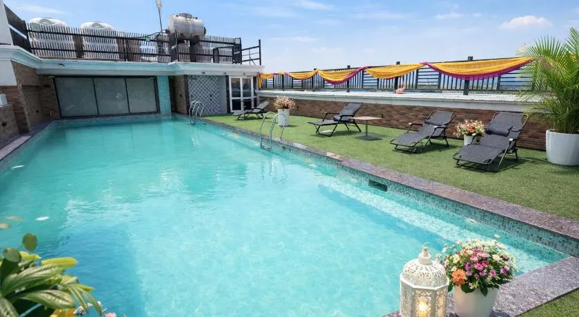 Palmdale Hotel & Resort - Image 1