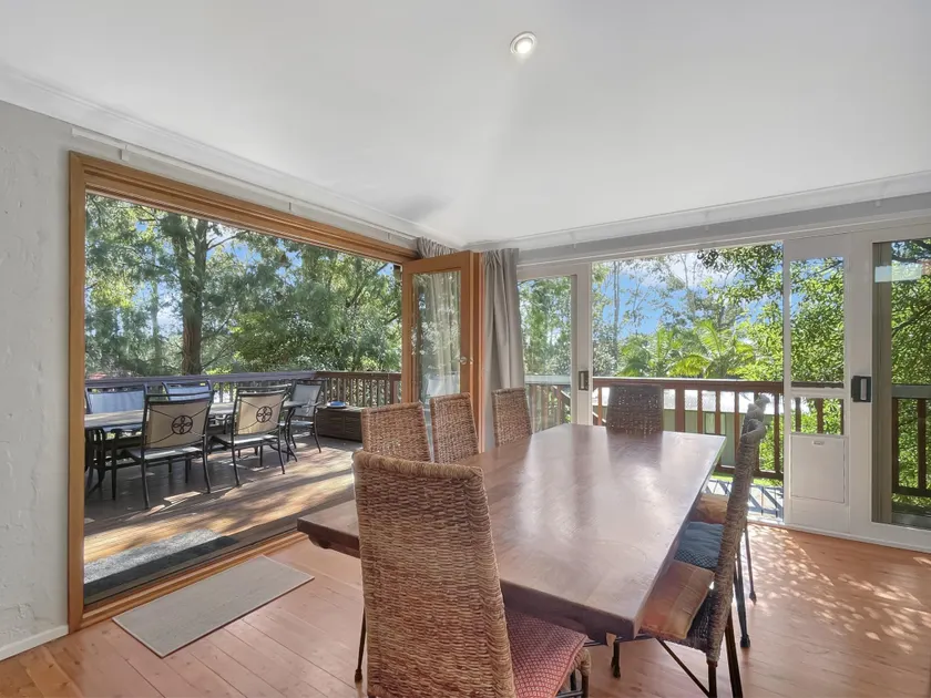 Riverside 3-Bed Townhouse with Spacious Deck  BBQ - Image 1