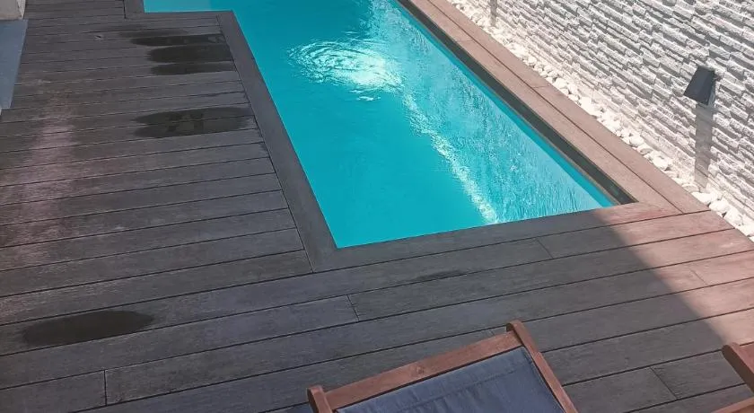 Casa grande y céntrica con piscina en zona peatonal - Image 1