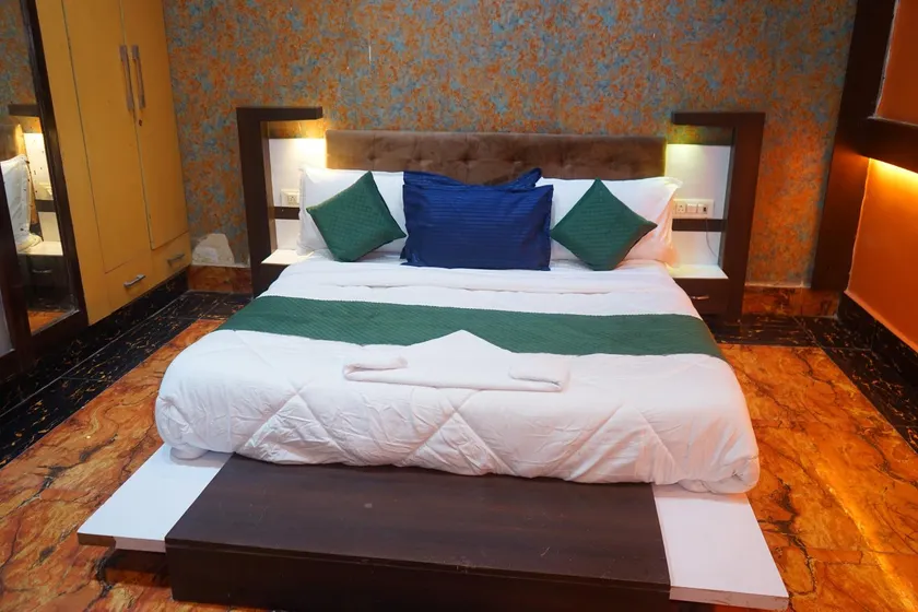 Hotel Konaaz Inn - Image 1