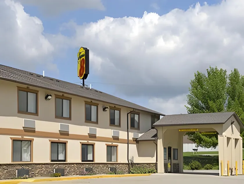 Super 8 by Wyndham Newton - Image 1