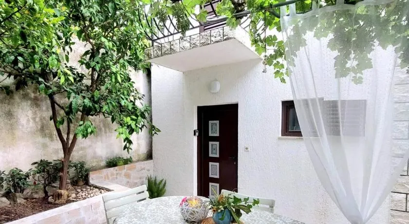 Buble Summer House - Image 1