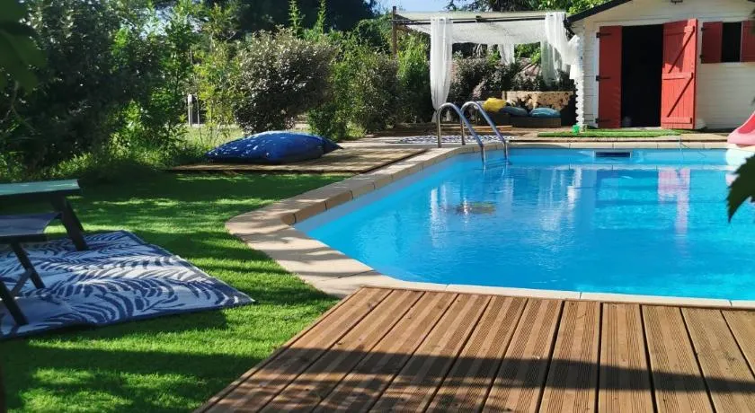 Dépendance cosy entre jardin privé et piscine partagée - Image 1
