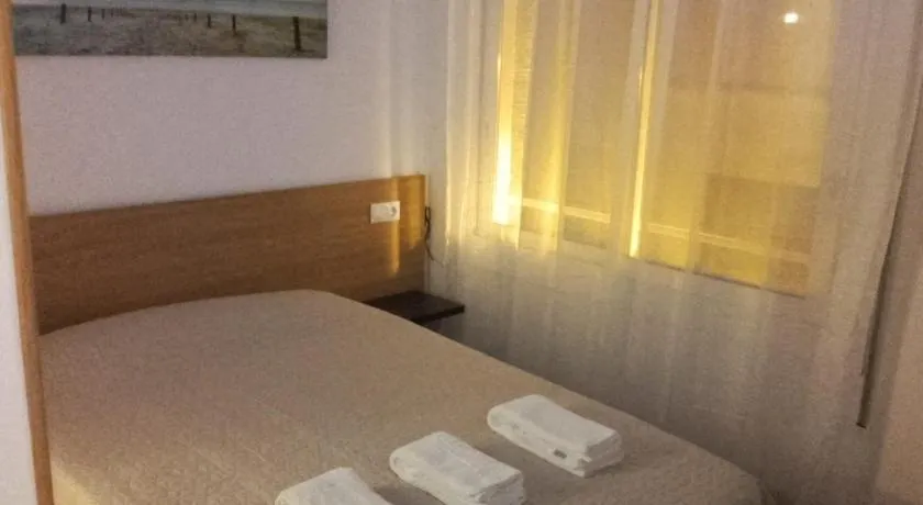 HABITACIÓN ECONÓMICA CON BAÑO PRIVADO EN PLENO CENTRO DE FIGUERES - Image 1