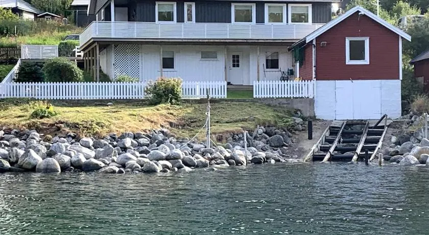 Fantastic house with seafront property in Gryllefjord - Image 1