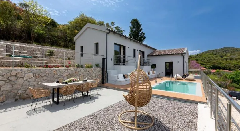 Phos & Physis Luxury Villa - Image 1