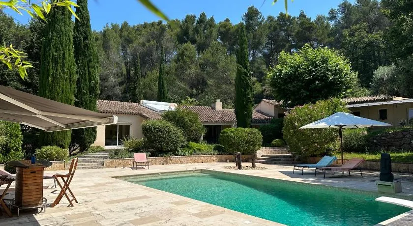 Propriété : 300 M² + (25 M² d'annexe / Pool House) sur 5 ha boisé à 10' d'Aix en Provence - Image 1